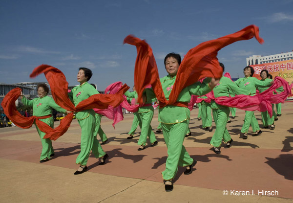 Chinese women dancers