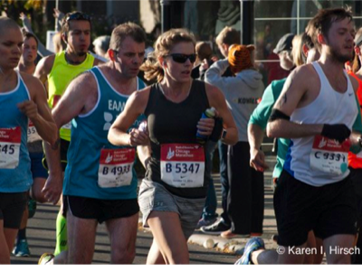 Chicago marathon featuring woman runner in pack of men